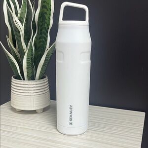 Stanley Classic White Bottle with Handle!! NWOT!!
BRAND NEW!! NEVER USED!! 🤍